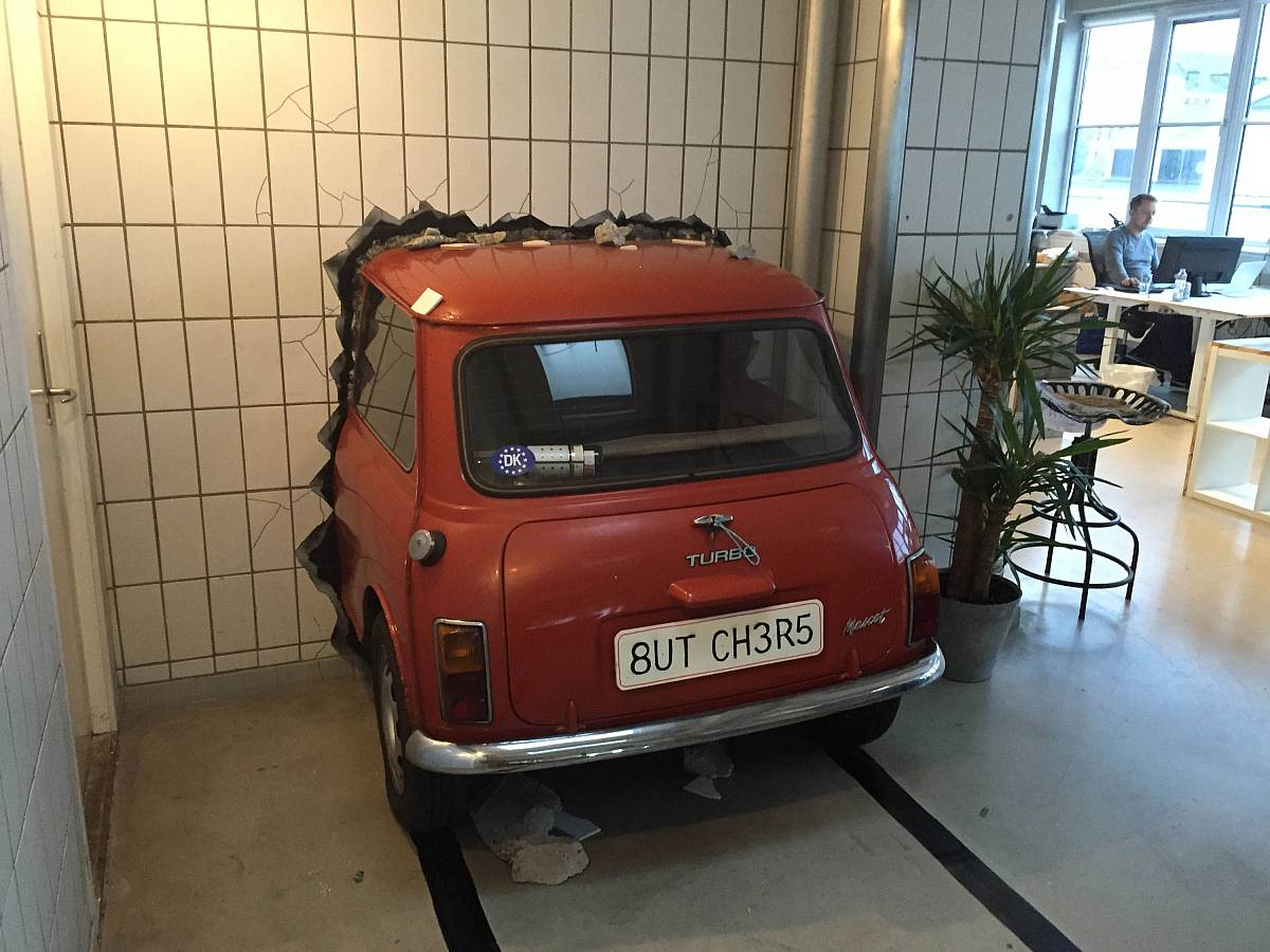65cc981d62d2c6da0b31f197_2015_crashed-office-car_web-1