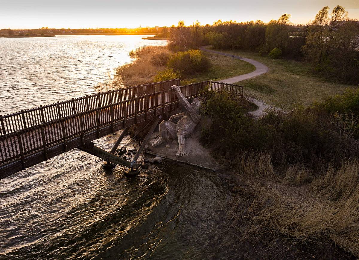 65cc8f0beeeb68b887671c00_013_2016_oscar-under-the-bridge_six-forgotten-giants_isoej_denmark-1