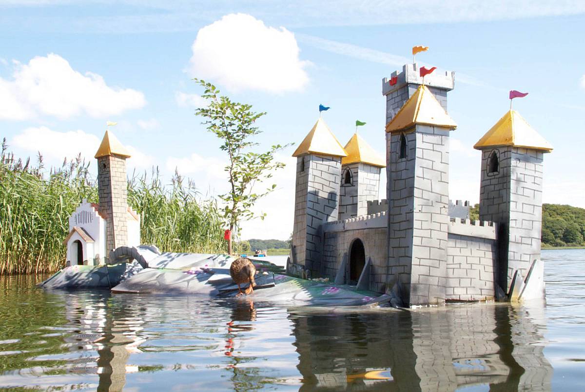 65cc9cdc064710714d8a5ef9_2012_duck-castle_web-1