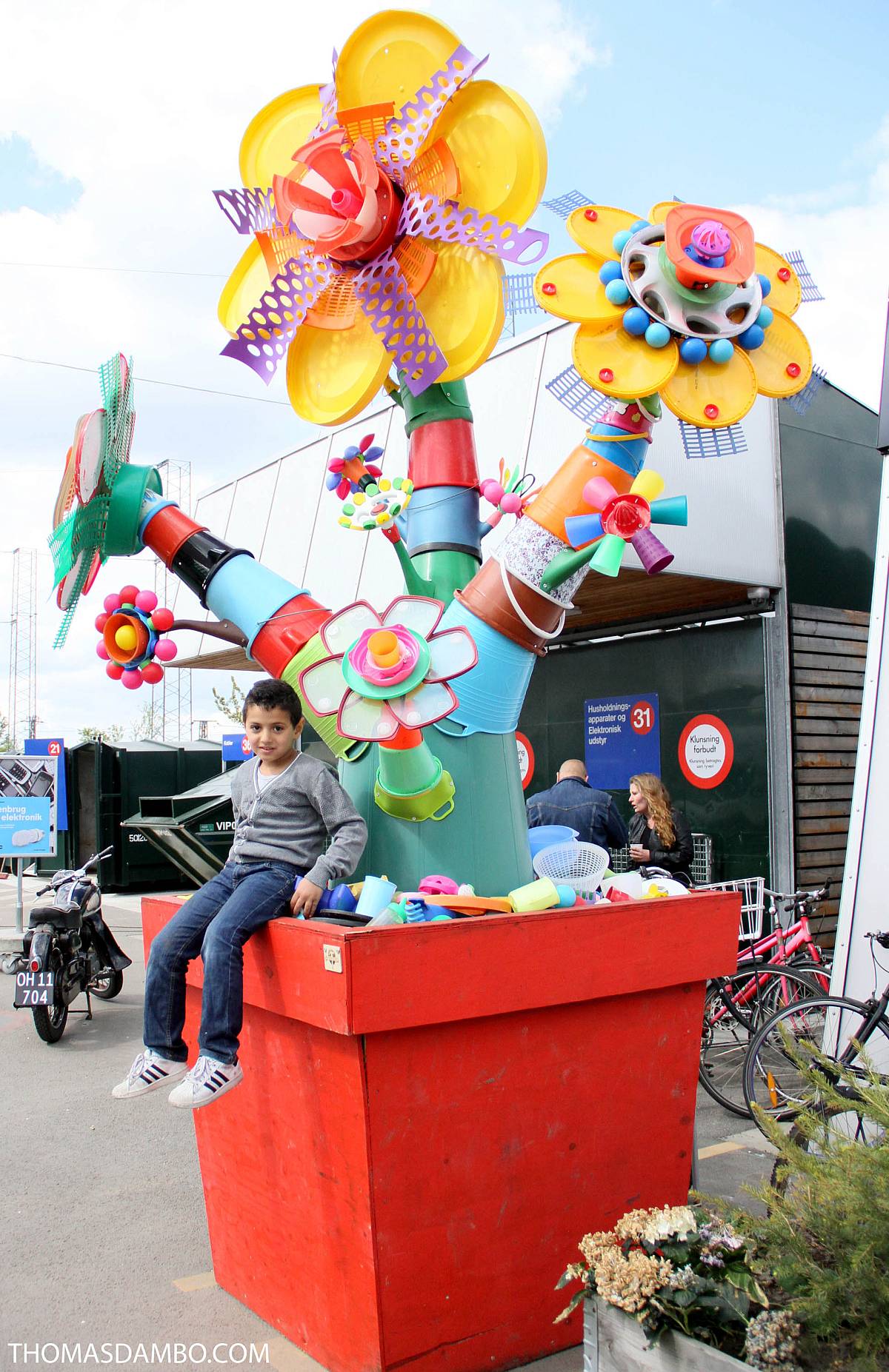 65cc9de9cf94aca2b098888f_2014_giant-recycle-plastic-flower_web-1