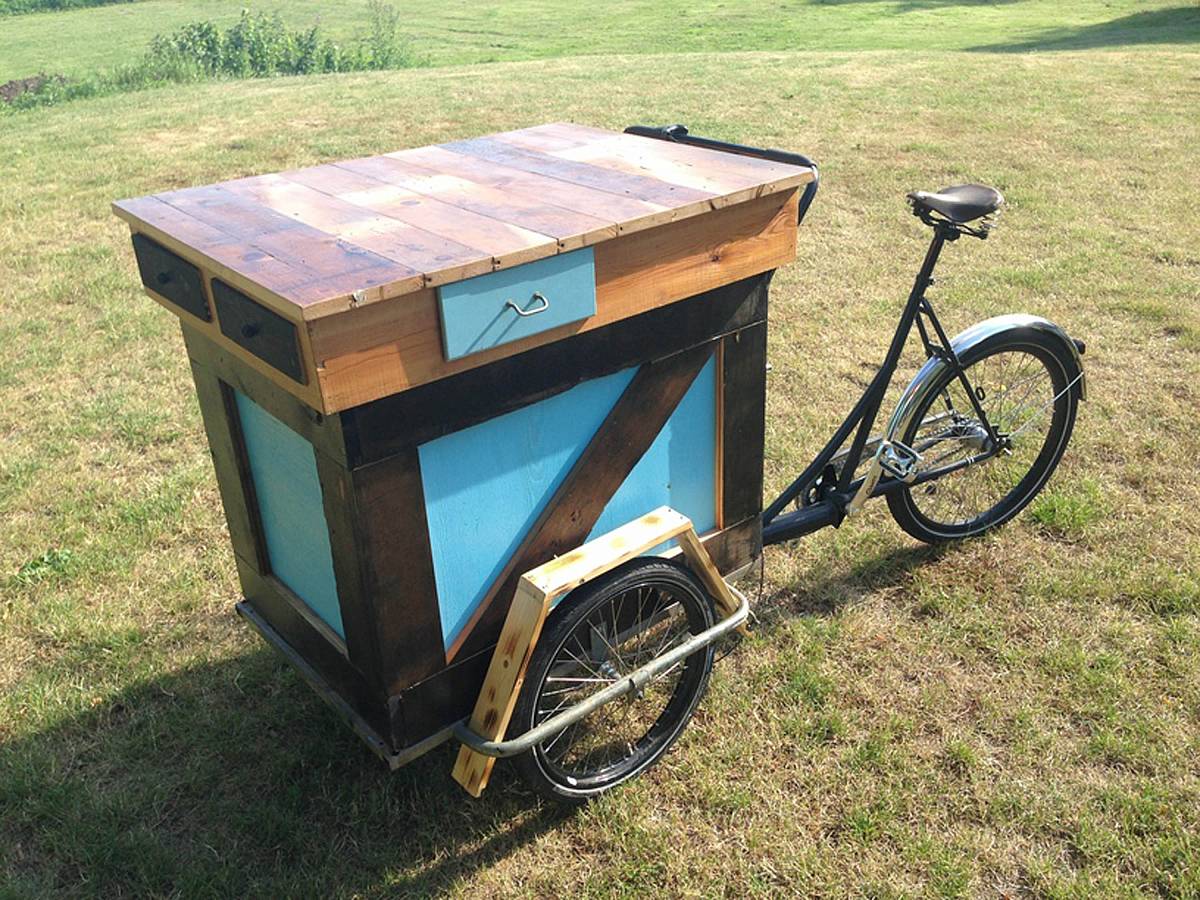 65cc99b29aad2efd6414879a_2014_picnic-table_web-1